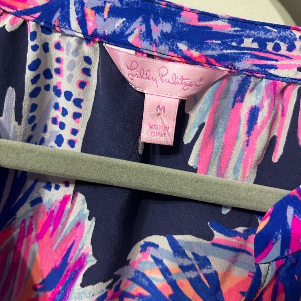 Lilly Pulitzer Matilda Bright Pink & Navy palms Tropical Blouse 💯 Silk - Picture 3 of 5